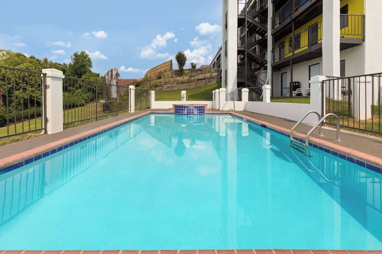 Days Inn Suites by Wyndham Vicksburg zwembad.webp
