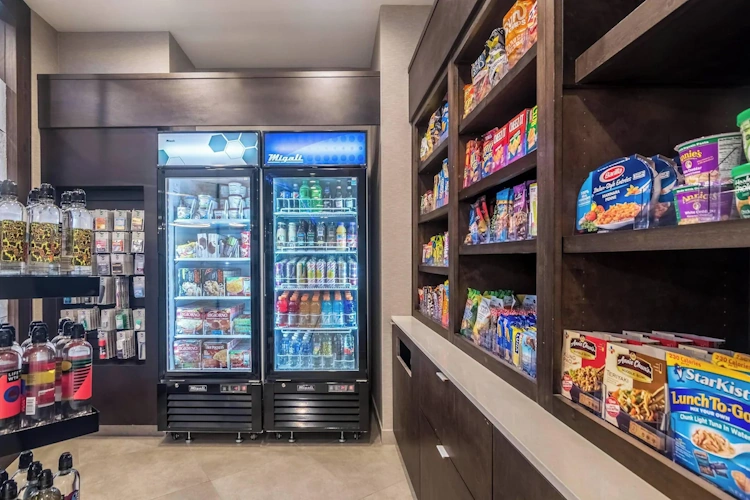 Springhill Suites Oklahoma City Downtown minimarkt.webp