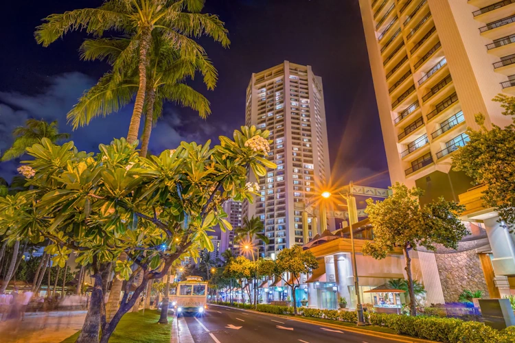 Hyatt Regency Waikiki Beach Resort and Spa voorkant in de avond.webp