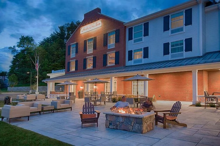 Hampton Inn and Suites Manchester VT buiten vuurpot.webp
