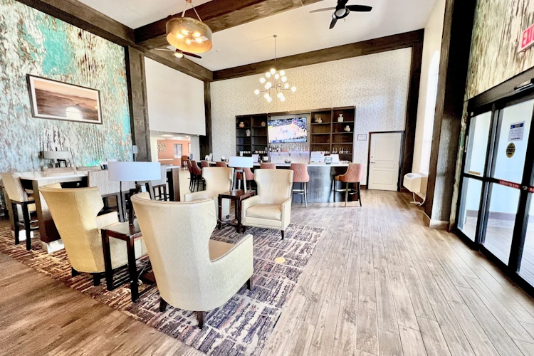 Clarion Inn Page lounge.webp