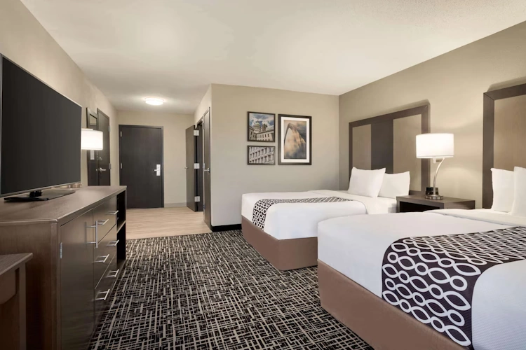 La Quinta Inn and Suites by Wyndham St Louis Route 66 kamer.webp