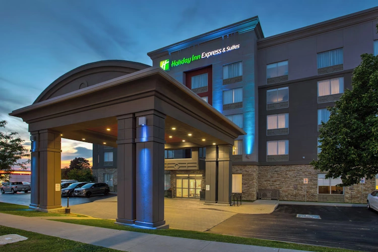 Holiday Inn Express Suites Kingston Central voorkant.webp