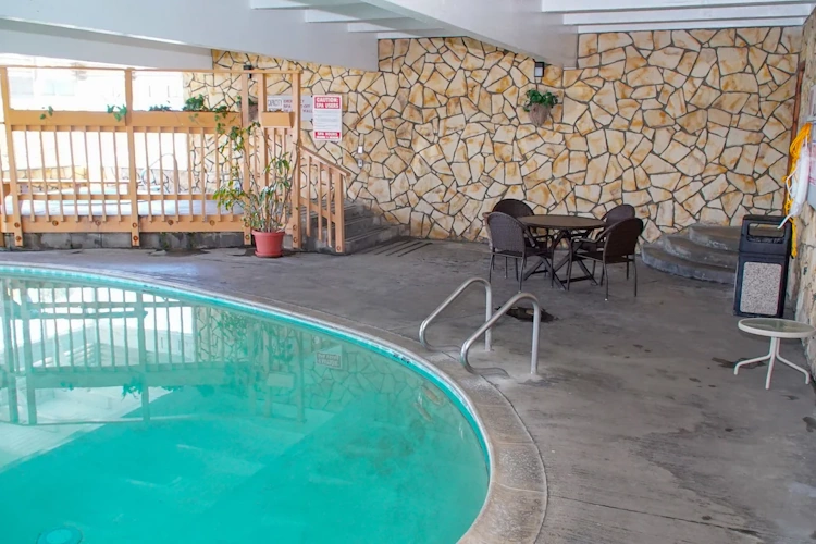 Silver Surf Motel binnenzwembad.webp