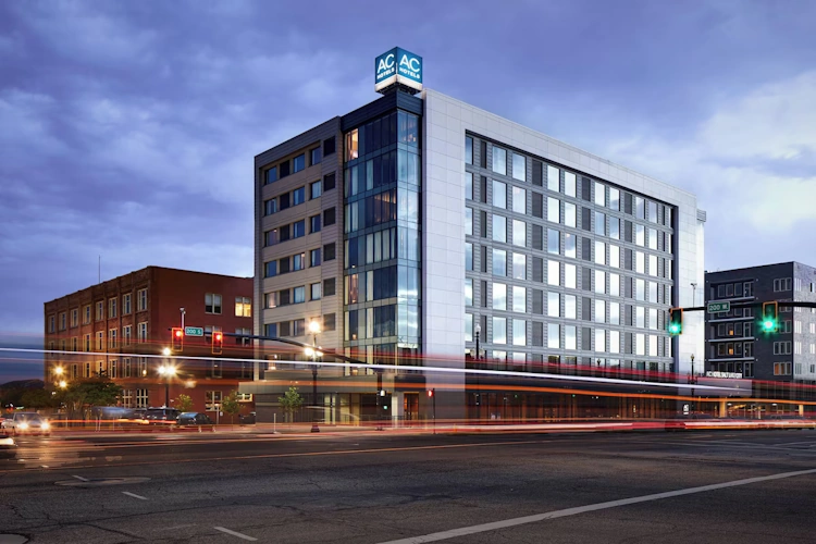 AC Hotel Salt Lake City Downtown buitenkant.webp