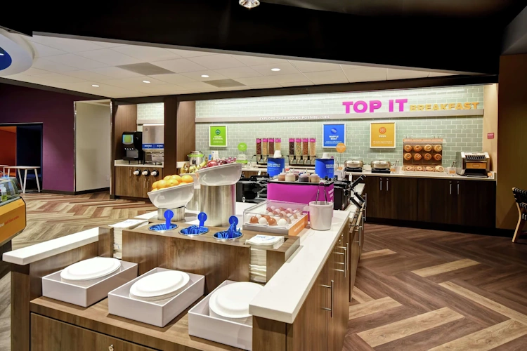 Tru by Hilton Pigeon Forge buiten ontbijt.webp