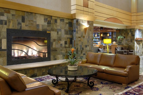 doubletree by hilton hotel denver stapleton north lounge met openhaard.jpg