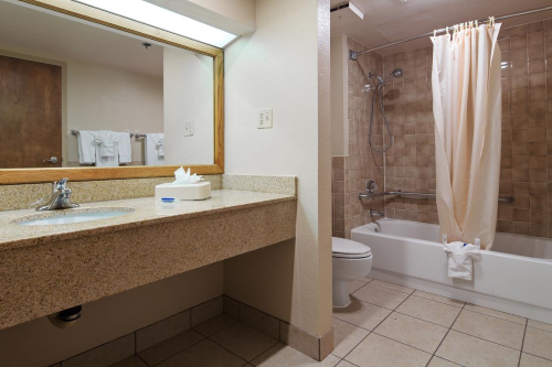best western plus saddleback inn badkamer.png