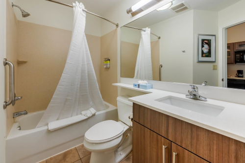 candlewood suites fort myers sanibel badkamer.png