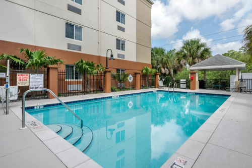 candlewood suites fort myers sanibel zwembad.png