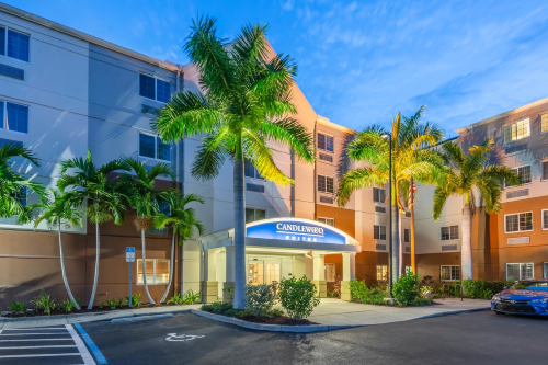 candlewood suites fort myers sanibel voorkant.png