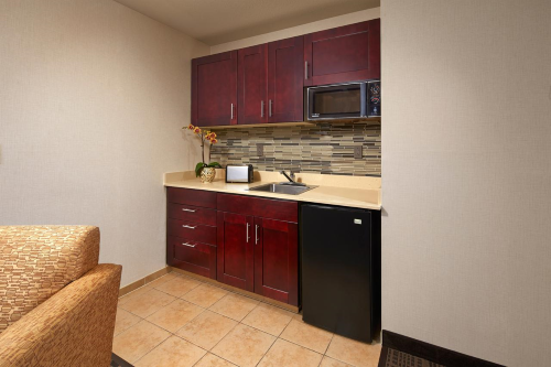 holiday inn hotel suites santa maria kitchenette.png