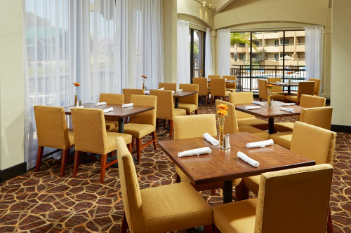 holiday inn hotel suites santa maria eetgelegenheid.png