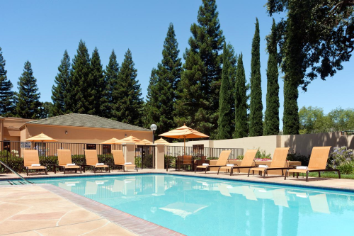 courtyard by marriott sacramento airport zwembad.png