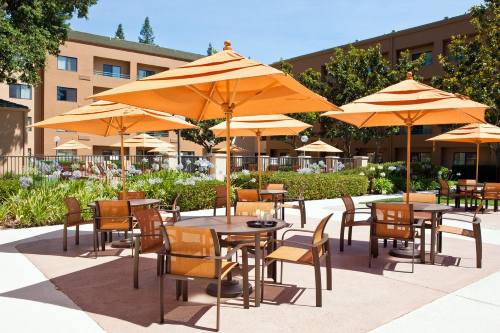 courtyard by marriott sacramento airport buitenterras.png