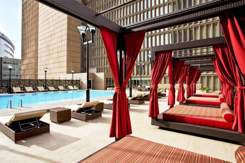 sheraton denver downtown ligbedden bij zwembad.png