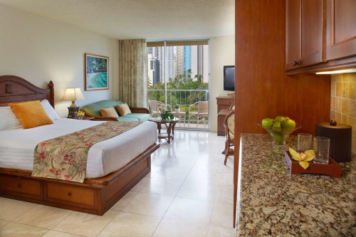 luana waikiki hotel & suites kamer.png