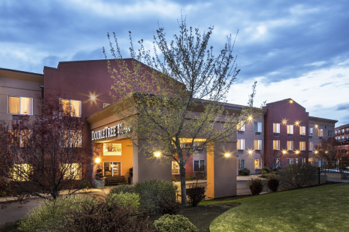 doubletree by hilton hotel bend buitenkant.png