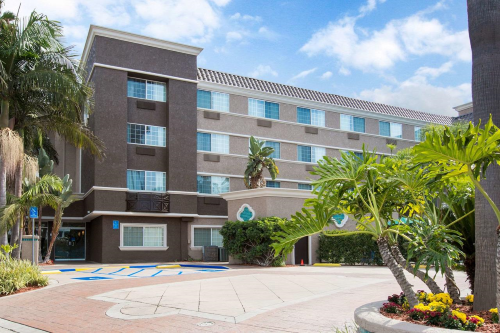 comfort inn suites san diego zoo seaworld area voorkant.png