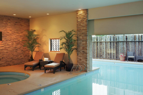 nativo lodge kamer binnenzwembad.png