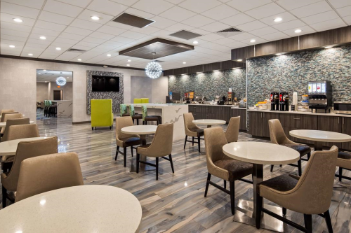 best western plus executive residency denver stapleton hotel ontbijtruimte.png