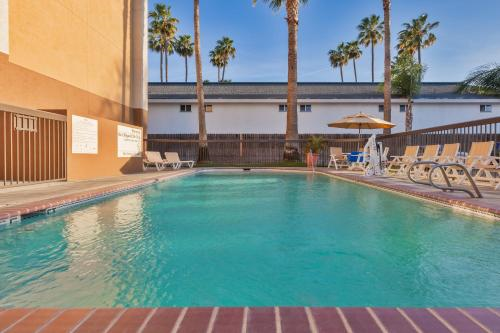 red roof inn bakersfield zwembad.png