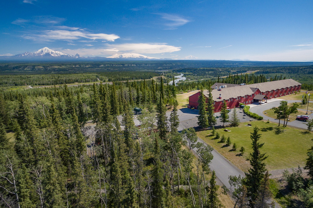 copper river princess wilderness lodge buitenkant.jpg