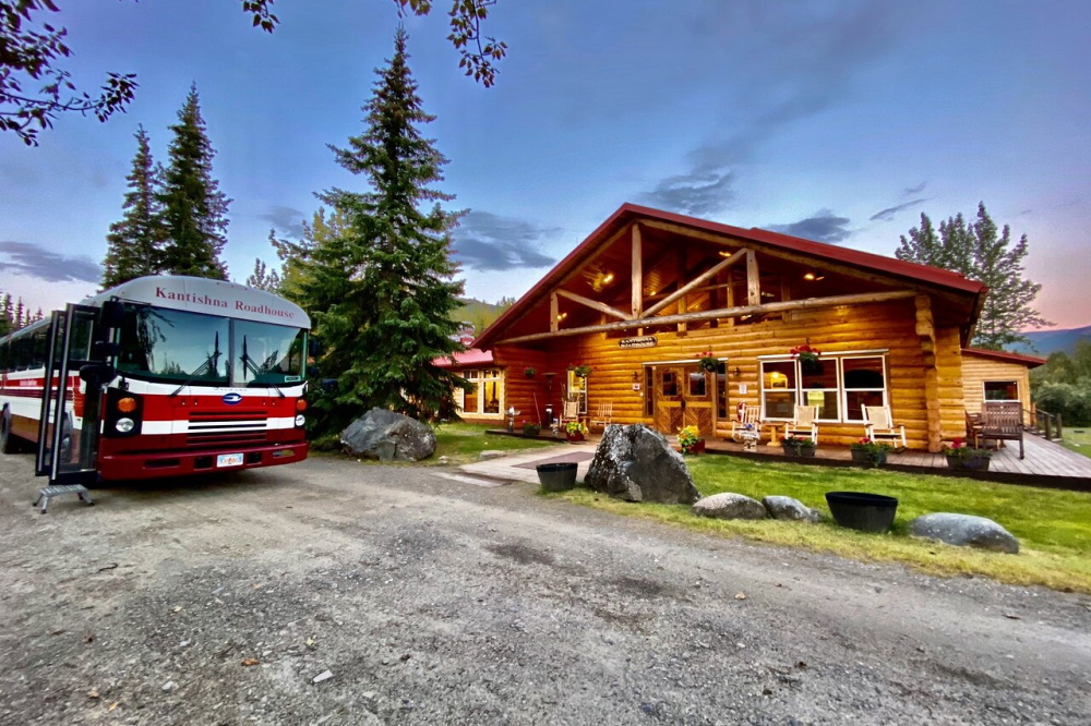 kantishna roadhouse buitenkant aankomst bus.jpg