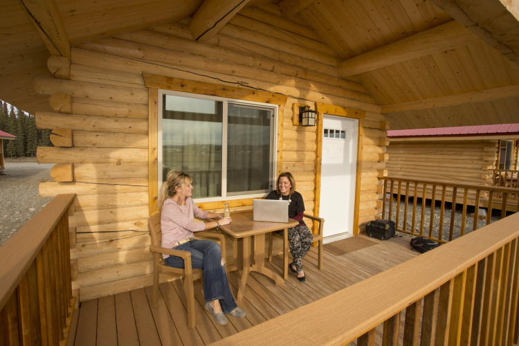 youngs motel terrasje buiten.jpg