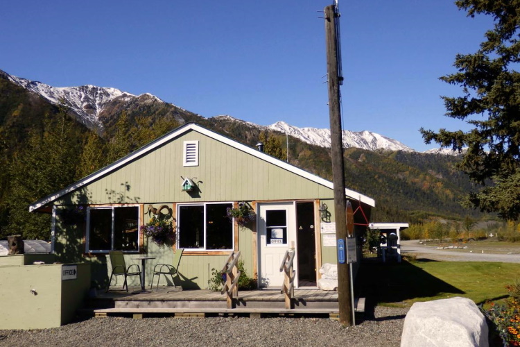 discovery yukon lodging cabin buiten.jpg