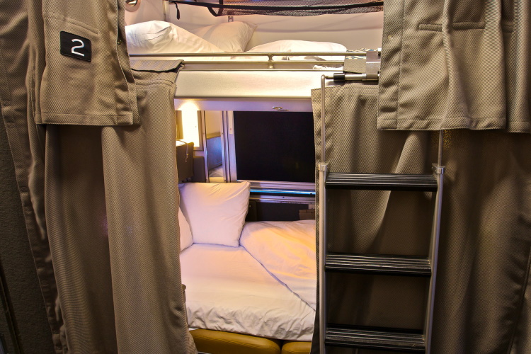 via rail - the canadian 00 via berth nacht.jpg