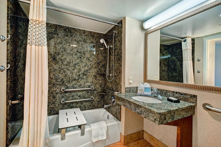 hampton inn lake havasu city badkamer.jpg