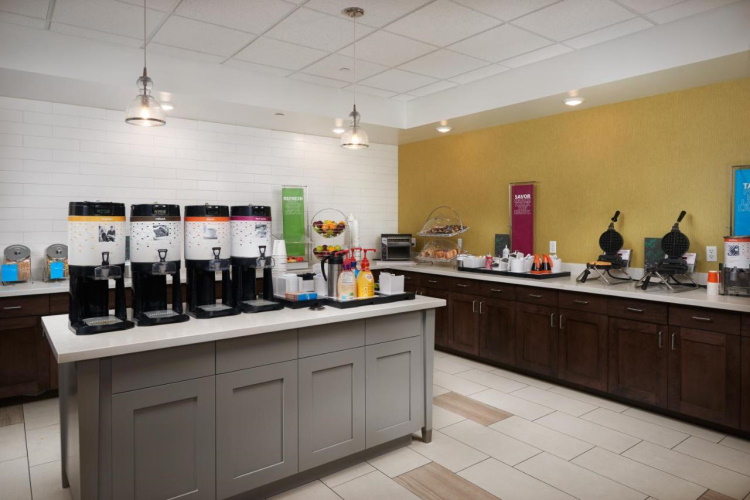 hampton inn lake havasu city ontbijtruimte.jpg