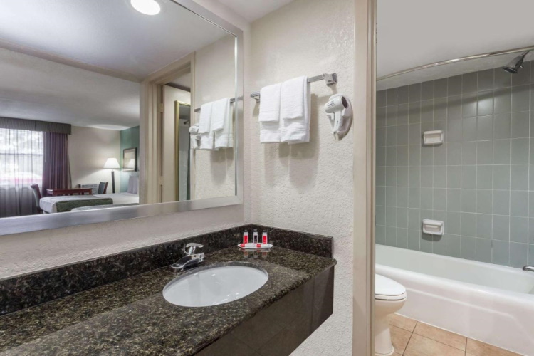 baymont inn suites sarasota badkamer.jpg