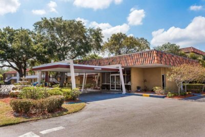 baymont inn suites sarasota entree.jpg