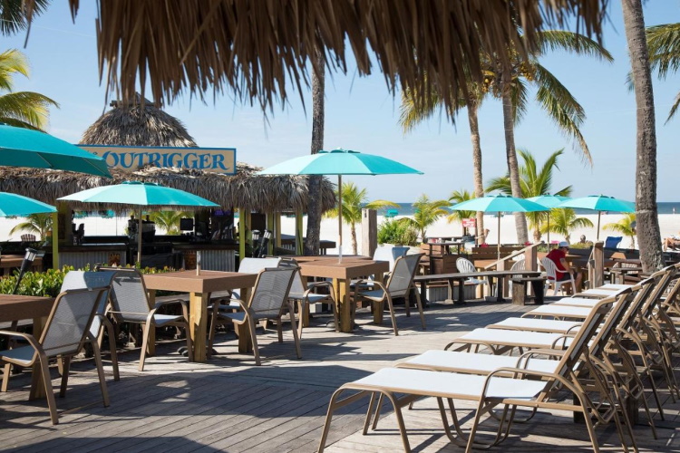 outrigger beach resort ligstoelen.jpg