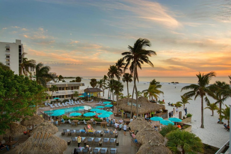 outrigger beach resort zonsondergang.jpg