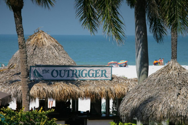 outrigger beach resort toegang tot strand.jpg