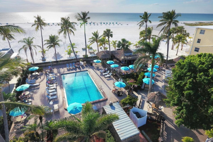 outrigger beach resort tuin met zwembad.jpg