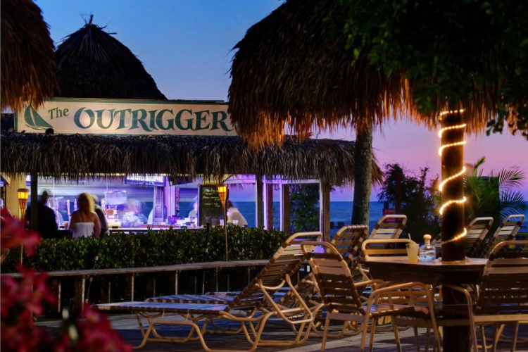 outrigger beach resort strandbar.jpg