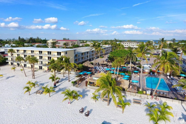 outrigger beach resort vanaf strand.jpg