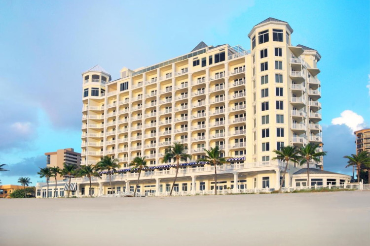 pelican grand beach resort vanaf strand.jpg