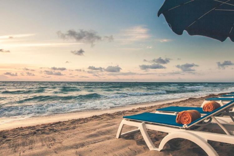 pelican grand beach resort strandstoelen op strand.jpg