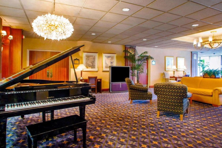 quality inn meadowlands lounge.jpg