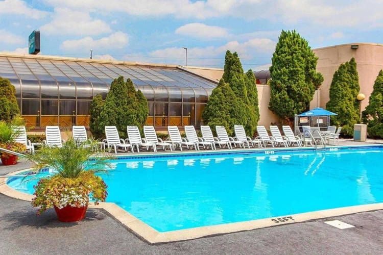 quality inn meadowlands zwembad.jpg