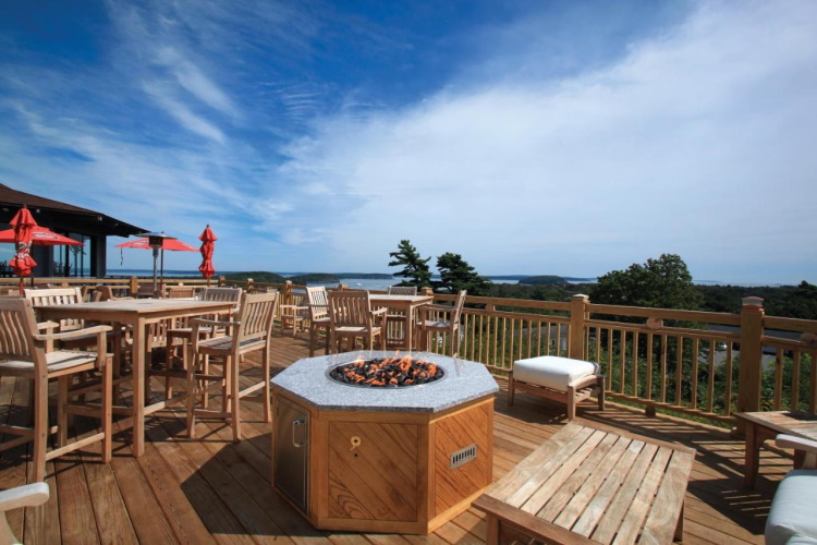 wonderview inn & suites buiten zitten bij haardvuur.jpg