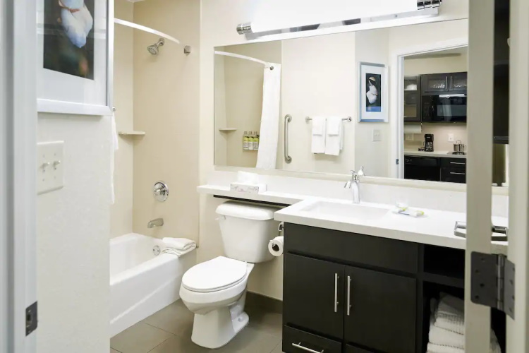 candlewood suites santa maria badkamer.jpg