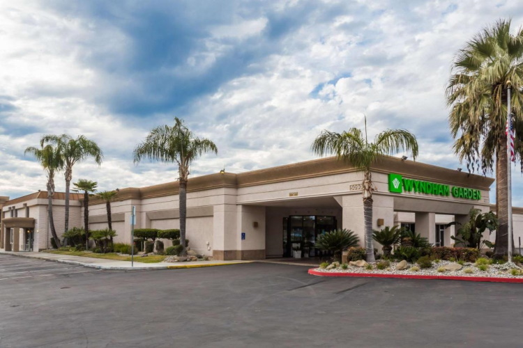 wyndham garden fresno buitenkant.jpg