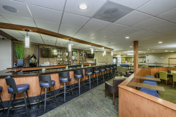 wyndham garden fresno bar en restaurant.jpg