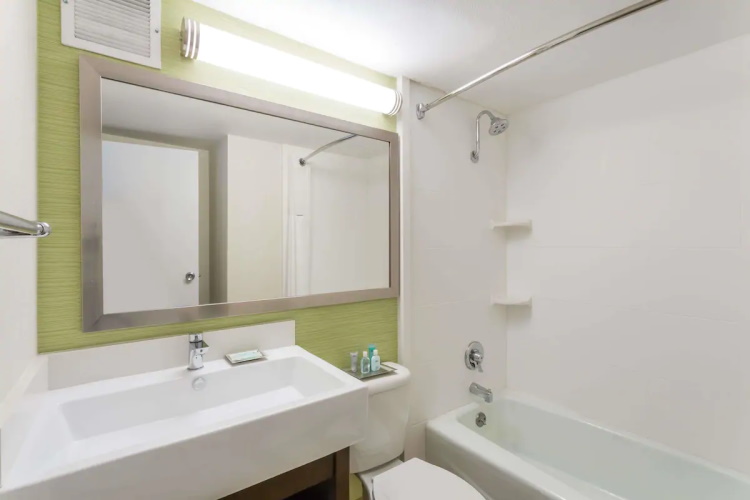 wyndham garden fresno badkamer.jpg
